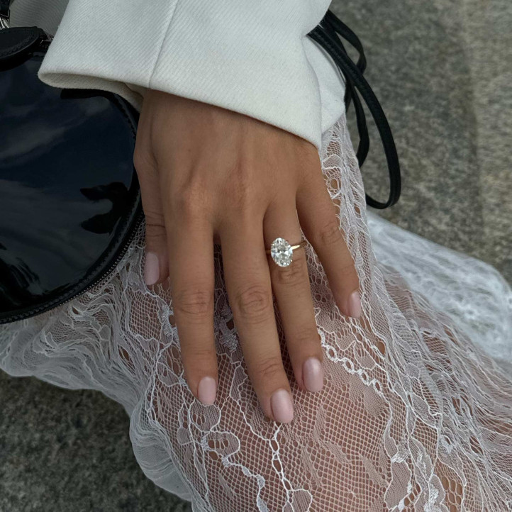 Anello solitario da 3,00 carati con diamante ovale coltivato in laboratorio in oro bianco