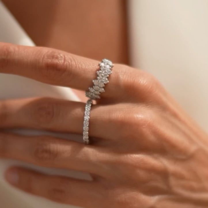 Anello eternity in platino con diamante da 1,20 carati coltivato in laboratorio