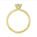 Anello solitario da 2,00 carati con diamante taglio Asscher in oro giallo e diamanti laterali