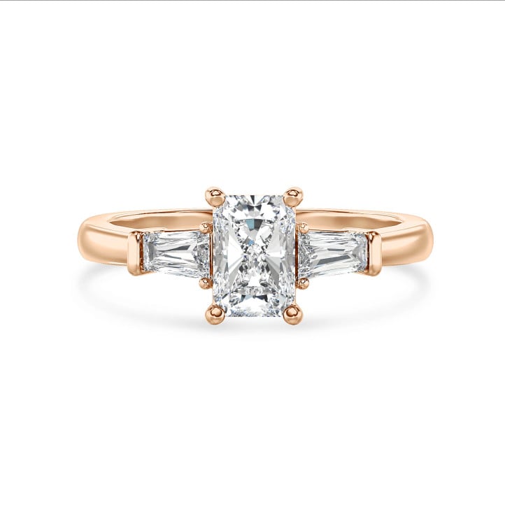 Anello trilogy da 1,00 carati in oro rosso con diamante taglio brillante coltivato in laboratorio e baguette affusolate coltivate in laboratorio