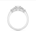 Anello trilogy da 1,00 carati in oro bianco con diamante taglio asscher coltivato in laboratorio e baguette affusolate coltivate in laboratorio