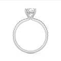 Anello solitario da 1,00 carati con diamante cushion e alone nascosto in oro bianco