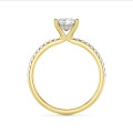 Anello solitario da 3,00 carati con diamante princess e aureola nascosta in oro giallo