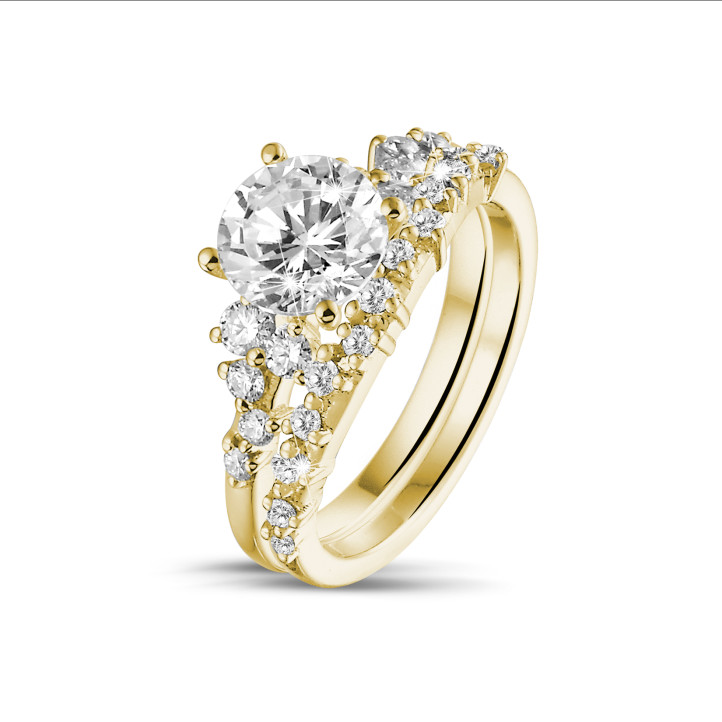 Anello solitario con cluster da 1.00 carati in oro giallo con diamante rotondo