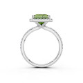 Anello solitario con halo da 2,00 carati con un diamante sintetico taglio smeraldo Fancy Vivid Green in oro bianco con diamanti laterali