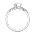 Anello solitario con cluster da 2.00 carati in oro bianco con diamante rotondo