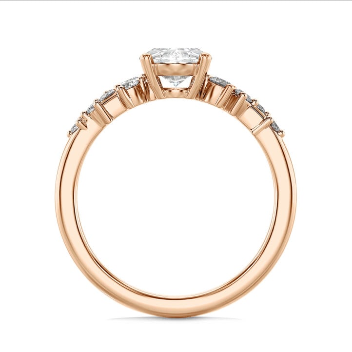 Anello solitario con cluster da 1.20 carati in oro rosso con diamante ovale
