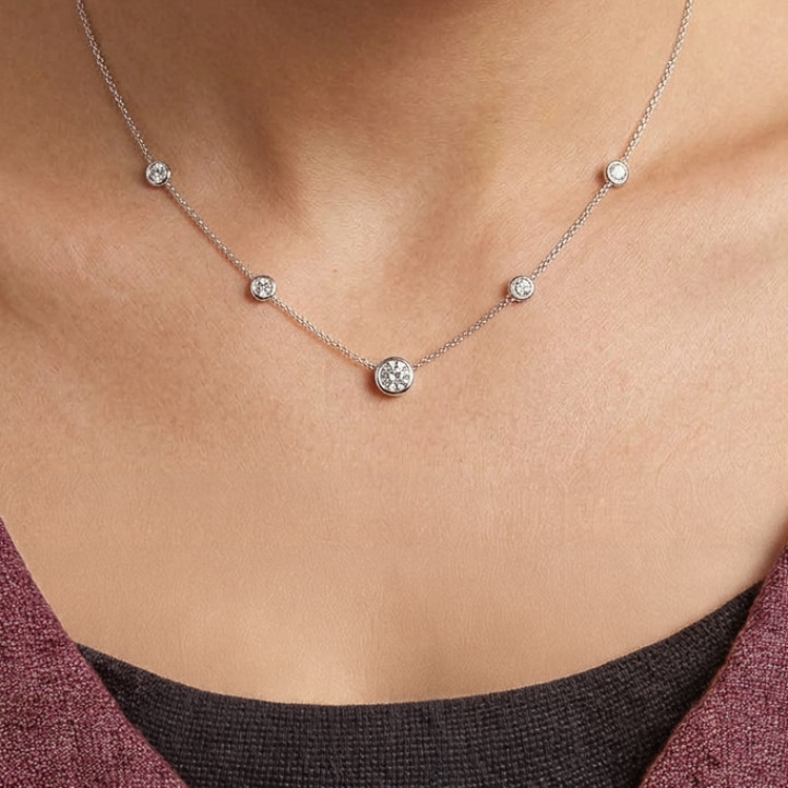 Collana satellite in oro bianco con diamante da 2,00 carati coltivato in laboratorio