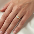 Anello solitario da 5,00 carati in oro giallo con diamante rotondo coltivato in laboratorio