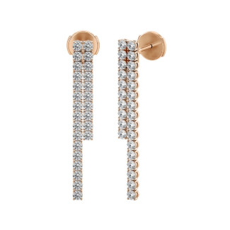 3.90カラットの人工ダイヤモンドをあしらったレッドゴールドのストレートピアス