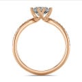 2.50カラットのソリティア・ダイヤモンドリング（レッドゴールド製）にダイヤモンドをあしらったもの