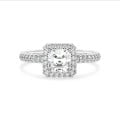 2.50カラットのソリティアハローリング、ホワイトゴールドにダイヤモンドのラウンドカットをあしらったアッシャーカットダイヤモンド