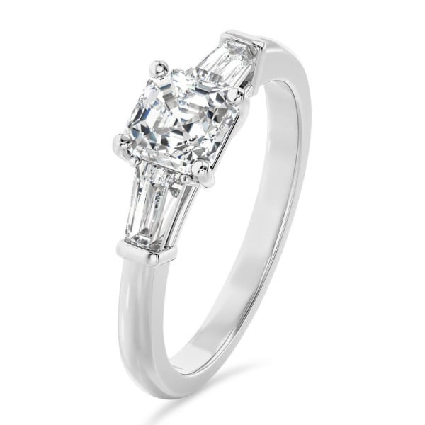 婚約指輪 - 1.00カラットのトリロジーリング、ホワイトゴールドに人工ダイヤモンドのアッシャーカットと人工ダイヤモンドのテーパードバゲット