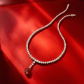 世界に一つだけ 34.90カラットの人工ダイヤモンドを使用したグラデーションネックレス（ホワイトゴールド製）に、ファンシーヴィヴィッドレッドのペアシェイプ人工ダイヤモンドをあしらった