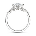 2.00カラットのプリンセスカットダイヤモンドをあしらったホワイトゴールドのソリテールクラスターリング