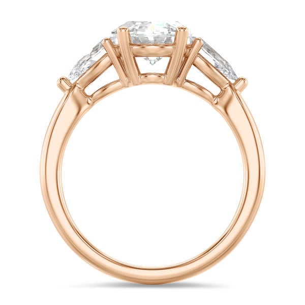 3.00캐럿 오벌 다이아몬드와 양쪽에 각각 0.35캐럿의 진주 모양 다이아몬드가 세팅된 레드 골드 소재의 유일무이한 트릴로지 링