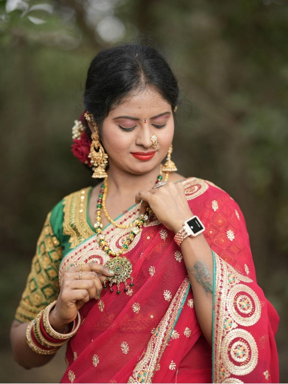 Indische Frau mit Diamantschmuck geschmückt