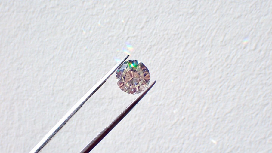 Ein funkelnder, im Labor gezüchteter Diamant mit rundem Schliff