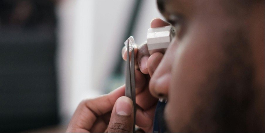 Man die analyseert hoe zuiver een lab grown diamant is.