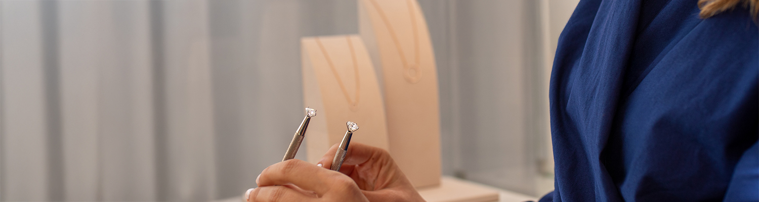 Valquère versus generic jewellery banner