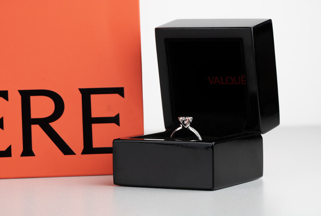 Diamanten solitaire verlovingsring in witgoud in zwarte luxe sieradendoos