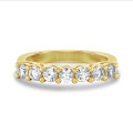 Ring half gezet met 0.70 karaat diamanten in geel goud