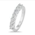 Ring half gezet met 0.70 karaat diamanten in platina