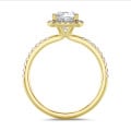 2.50 karaat halo solitaire ring met een cushion diamant in geel goud met ronde diamanten