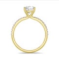 2.00 karaat solitaire ring met een lab grown cushion diamant in geel goud met lab grown zijdiamanten