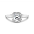 1.00 karaat halo solitaire ring met een cushion diamant in wit goud met ronde diamanten