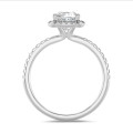1.00 karaat halo solitaire ring met een cushion diamant in wit goud met ronde diamanten