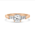 1.00 karaat trilogie ring in roodgoud met een lab grown cushion diamant en lab grown conische baguettes