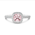 1.50 karaat halo solitaire ring met een roze lab grown cushion diamant in wit goud met ronde lab grown diamanten