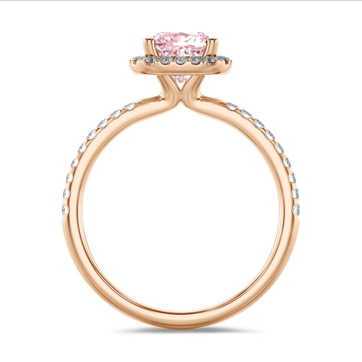 1.20 karaat halo solitaire ring met een roze lab grown cushion diamant in rood goud met ronde lab grown diamanten