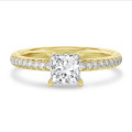 1.00 karaat solitaire ring met een lab grown princess diamant in geel goud met lab grown zijdiamanten