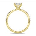 1.50 karaat solitaire ring met een lab grown princess diamant in geel goud met lab grown zijdiamanten