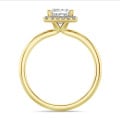 2.50 karaat halo solitaire ring met een princess diamant in geel goud met ronde diamanten