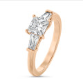 1.00 karaat trilogie ring in roodgoud met een lab grown princess diamant en conische lab grown baguettes