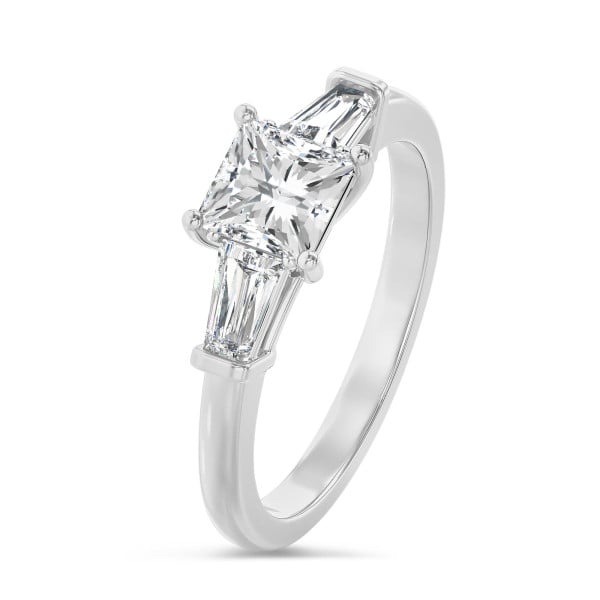 Ringen - 1.00 karaat trilogie ring in platina met een lab grown princess diamant en conische lab grown baguettes