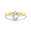 1.00 karaat solitaire ring met peervormige diamant in geel goud