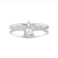1.20 karaat solitaire ring met peervormige diamant in wit goud met zijdiamanten