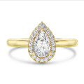 1.50 karaat halo solitaire ring met peervormige lab grown diamant in geel goud met ronde lab grown diamanten
