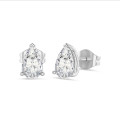 4.00 karaat solitaire oorbellen in wit goud met peervormige lab grown diamanten