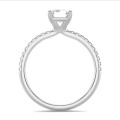 1.00 karaat solitaire ring met een emerald cut diamant in wit goud met zijdiamanten