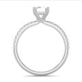 1.50 karaat solitaire ring met een emerald cut diamant in wit goud met zijdiamanten