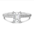 1.50 karaat solitaire ring met een emerald cut diamant in wit goud met zijdiamanten