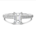 2.50 karaat solitaire ring met een lab grown emerald cut diamant in wit goud met lab grown zijdiamanten