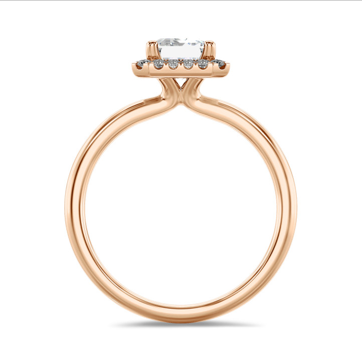 2.50 karaat halo solitaire ring met een lab grown emerald cut diamant in rood goud met ronde lab grown diamanten