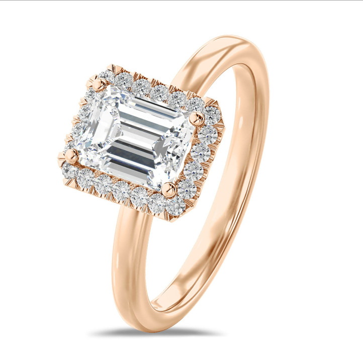 3.00 karaat halo solitaire ring met een lab grown emerald cut diamant in rood goud met ronde lab grown diamanten
