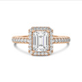 1.50 karaat halo solitaire ring met een lab grown emerald cut diamant in rood goud met ronde lab grown diamanten